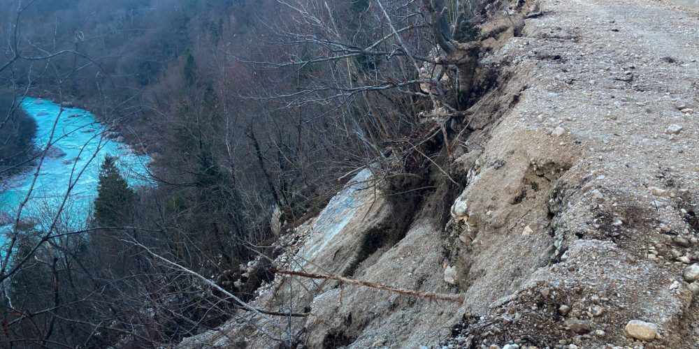 UNIČEVANJE ZAŠČITENE SOTESKE REKE SOČE