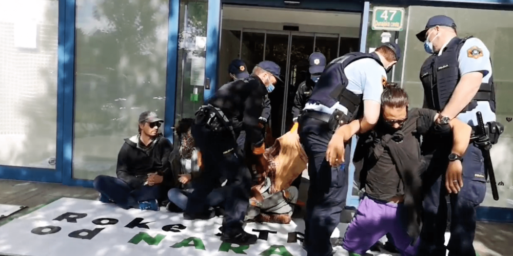 SODNO VARSTVO ZA ENO OSEBO, TRI OSEBE PLAČALE GLOBO