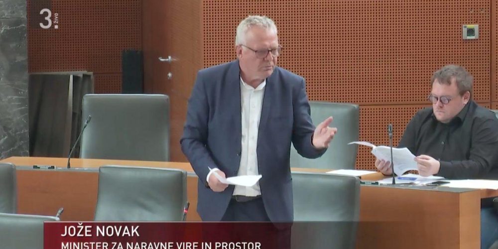 MINISTER ZA NARAVNE VIRE IN PROSTOR PRIZNAL, DA SO ŠLI POSEGI V VODOTOKE PREKO MEJE