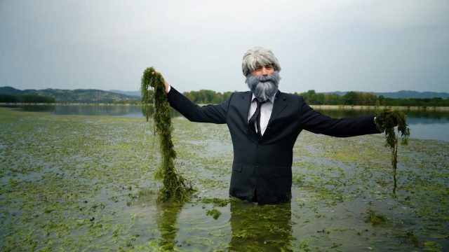 KOMEDIJA ALI ŽALOSTNA REALNOST?