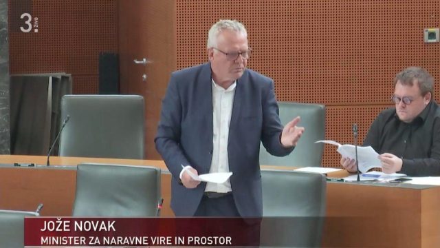MINISTER ZA NARAVNE VIRE IN PROSTOR PRIZNAL, DA SO ŠLI POSEGI V VODOTOKE PREKO MEJE