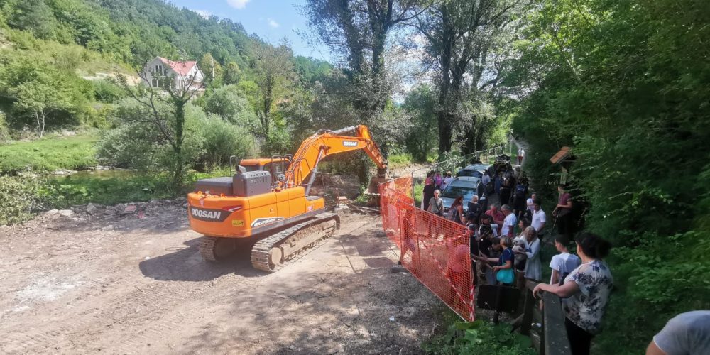 SMALL HYDRO BEING BUILT AT THE SOURCE OF UNA